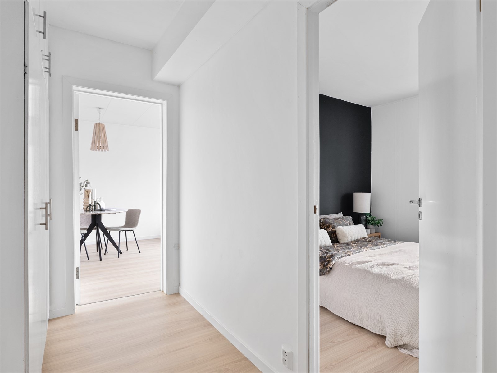 Gang med plass til å henge fra seg klær og sko i garderobeskap. Galleribilde