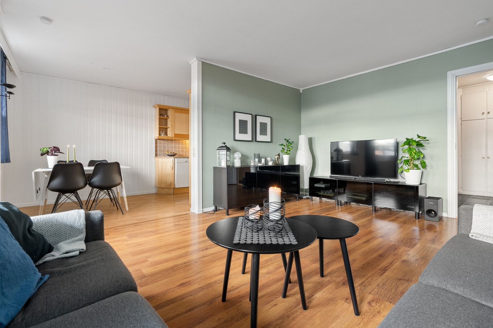 Praktisk planløsning i stuen med plass til flere sittegrupper. Galleribilde