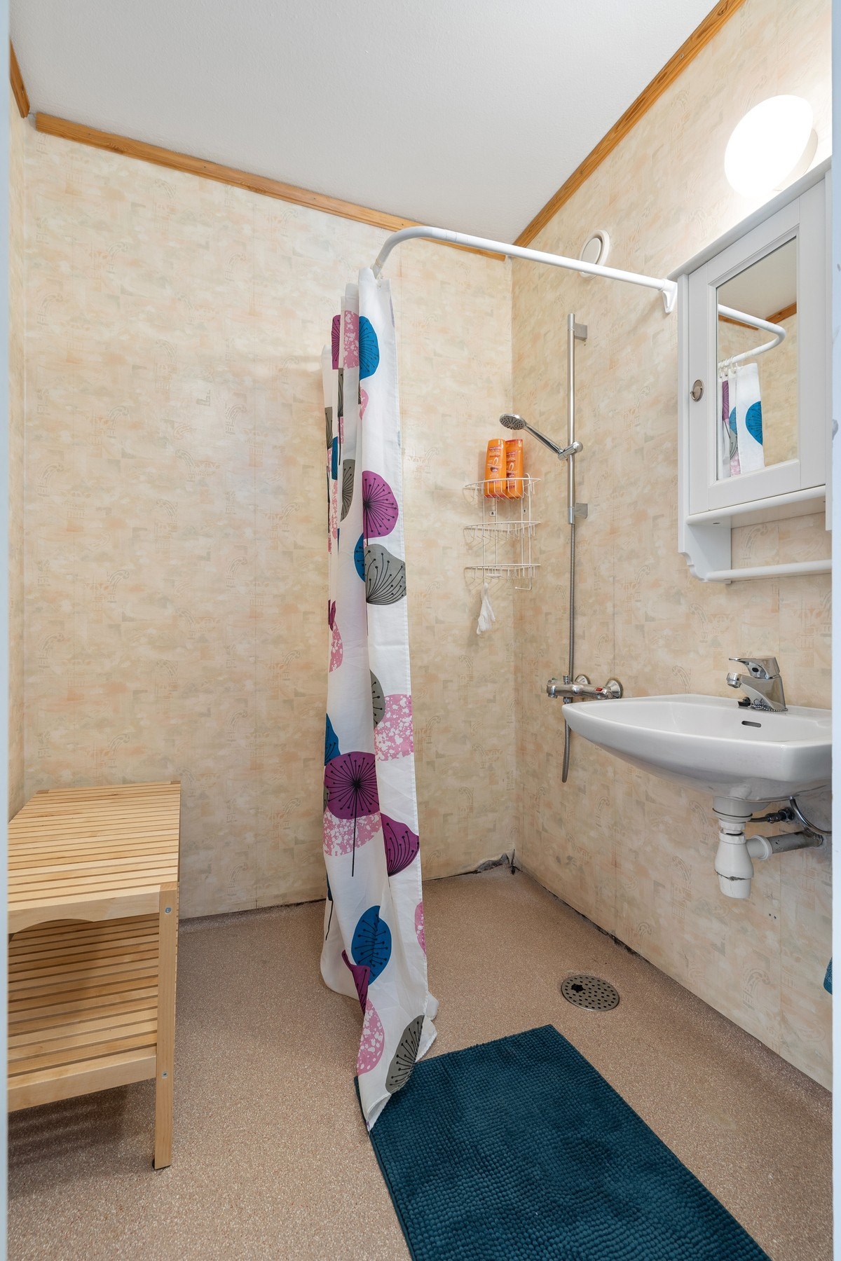 Badet har belegg på gulv og våtromstapet på vegger. Galleribilde