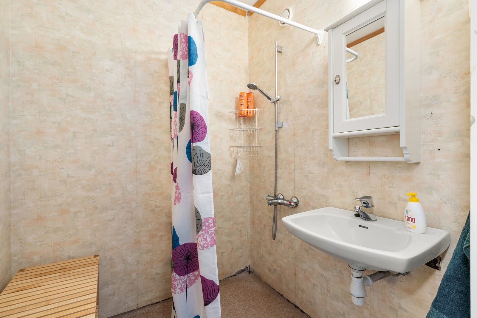 Utstyrt med dusjnisje, servant og mekanisk avtrekk. Galleribilde