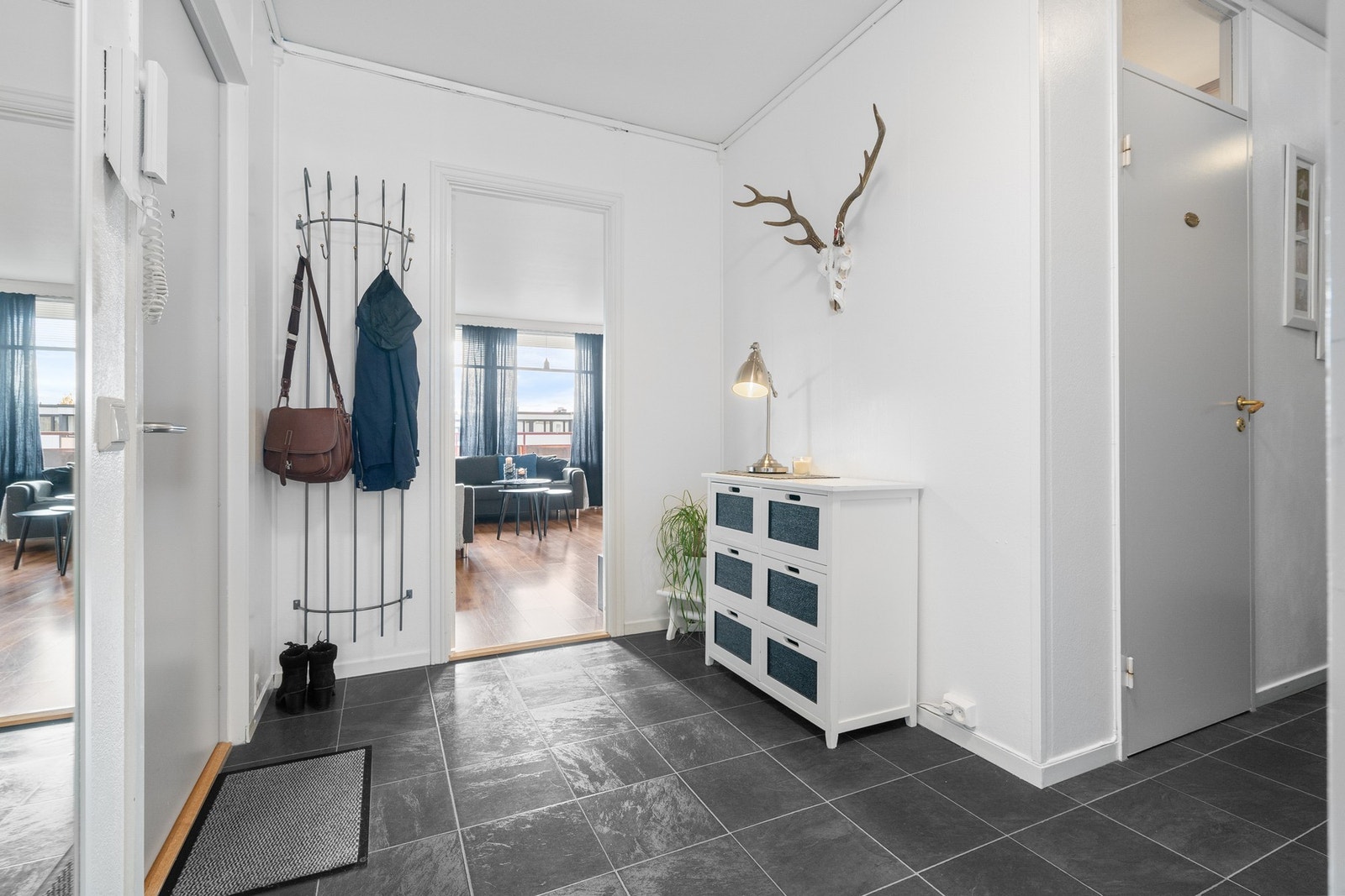 Innbydende entré med gode garderobeløsninger. Galleribilde