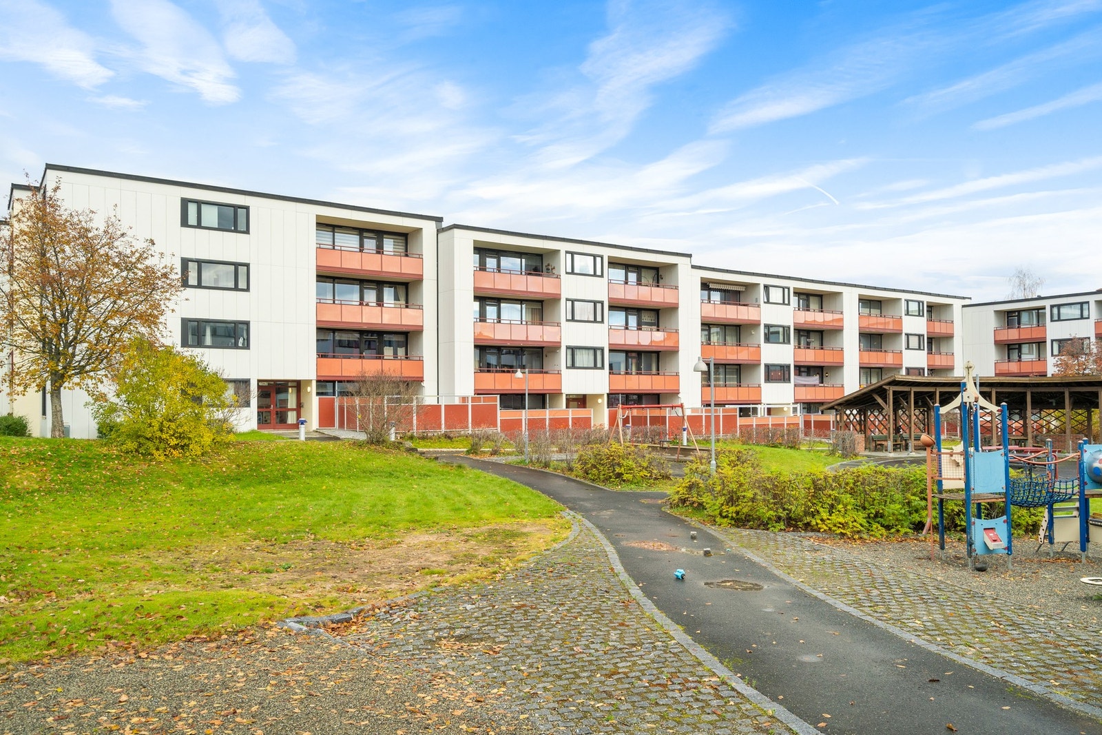 Inngangsparti fra tunet. Galleribilde