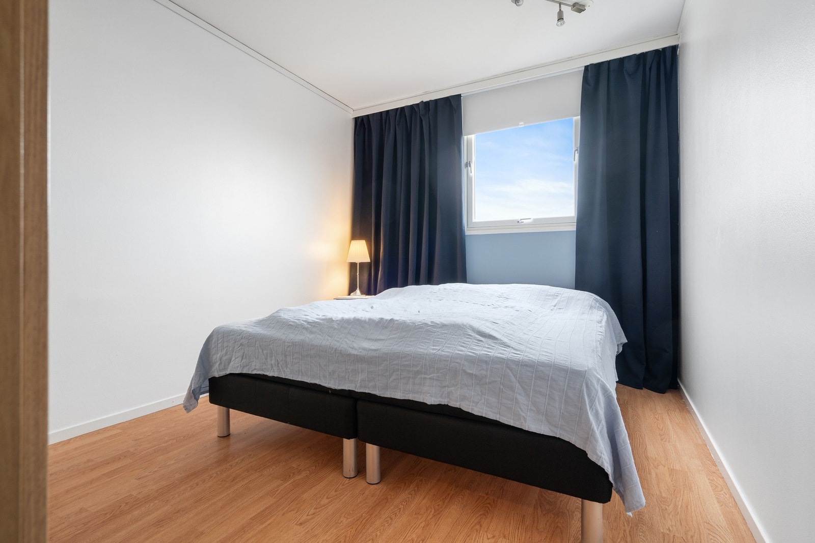 Romslig hovedsoverom på 10,5m² med god plass til dobbeltseng og skrivebord. Galleribilde