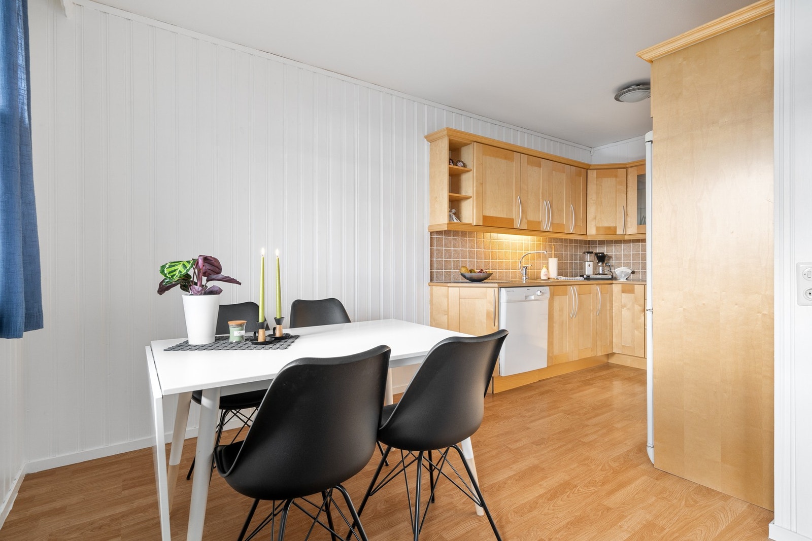 Gode parkeringsmuligheter i borettslaget. Mulighet for leie av garasjeplass. Galleribilde