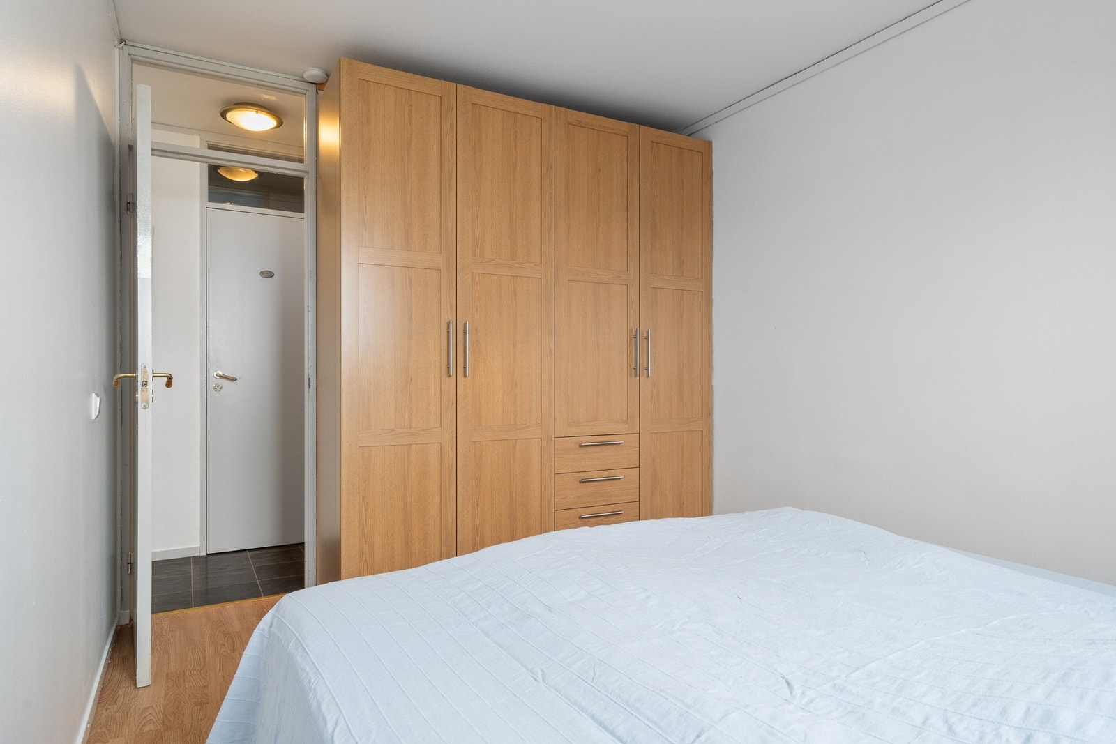 Praktisk garderobeløsning på soverommet. Galleribilde