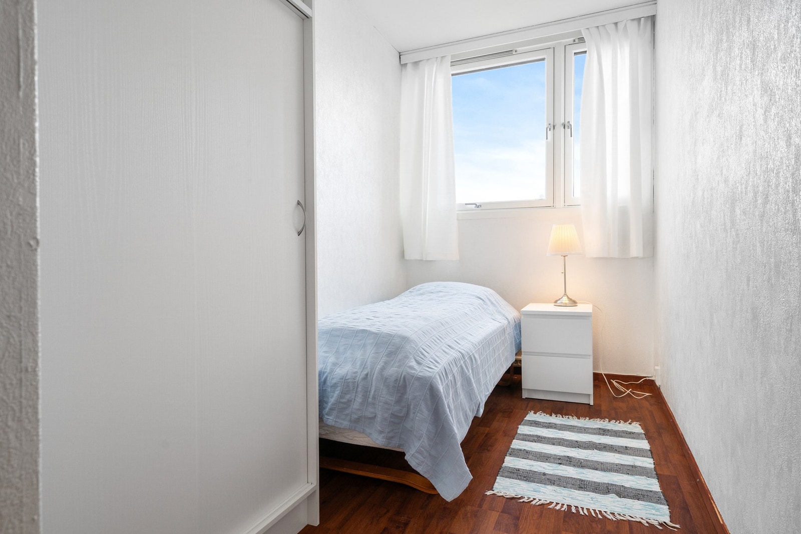 Soverom 2 på 6,5m² med store vindusflater. Galleribilde