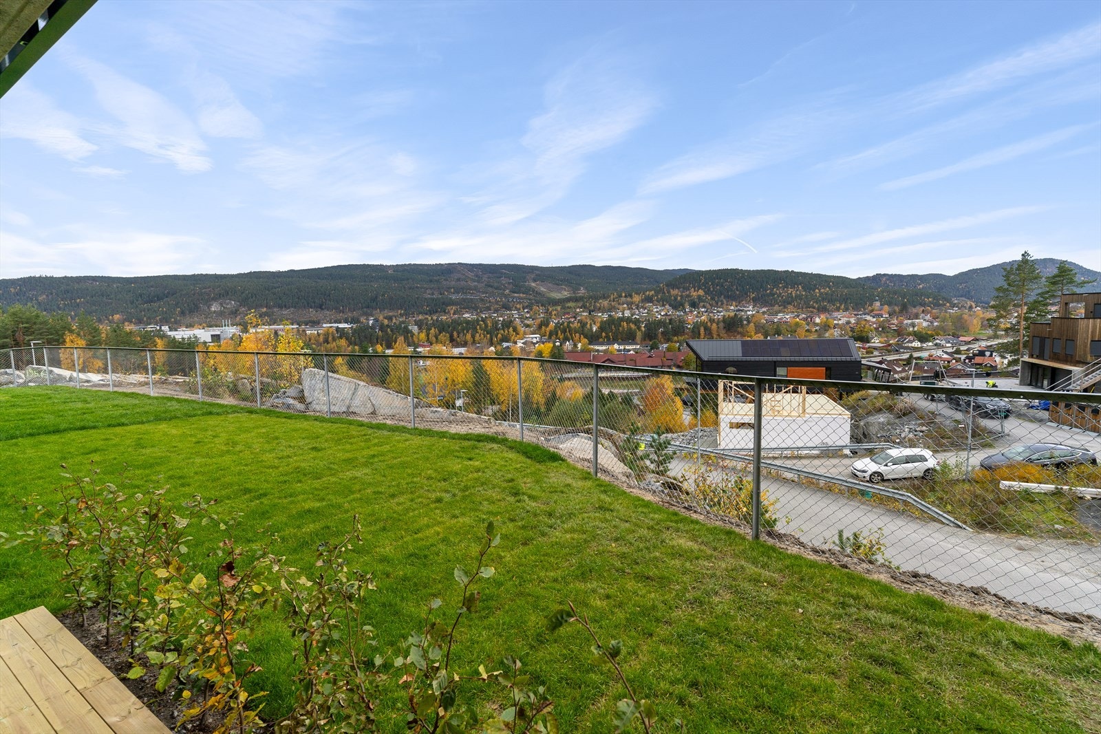 Leiligheten har en flott beliggenhet med sen kveldsol og utsikt over kongsberg Galleribilde
