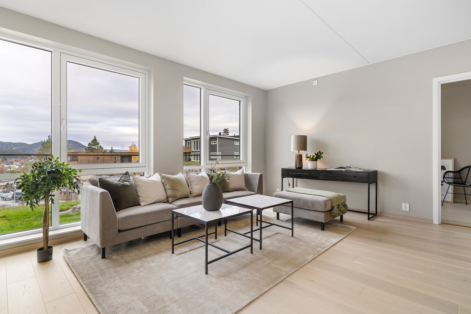 Sofagruppe med flott utsikt ut over Kongsberg sentrum og Funkelia. Store vindsuflater sikrer godt naturlig lysinnslipp. Galleribilde
