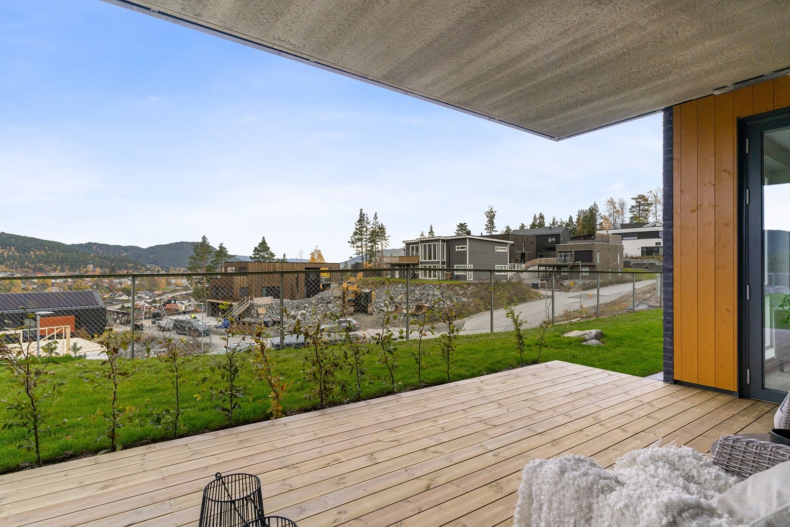 Solrik terrasse med flott utsikt Galleribilde