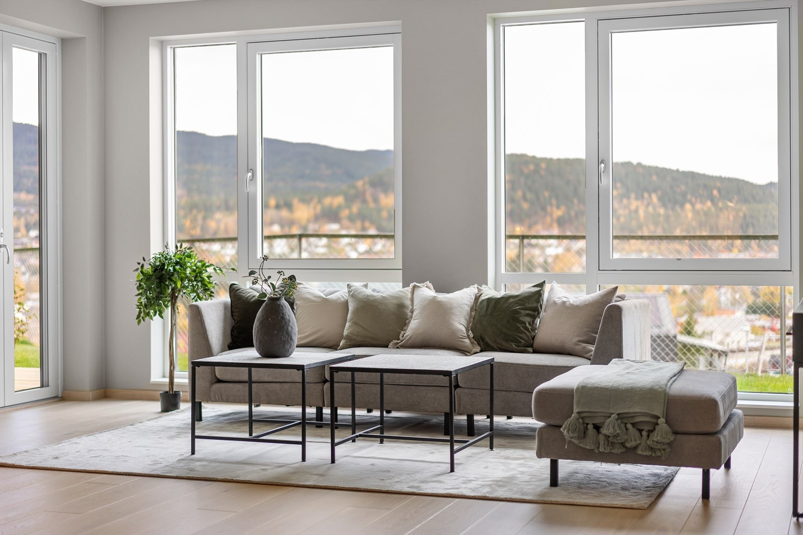 Delikate fargevalg med moderne materialbruk. Slette vegger og enstavs eikeparkett med vannbåren sonestyrt gulvvarme. Galleribilde
