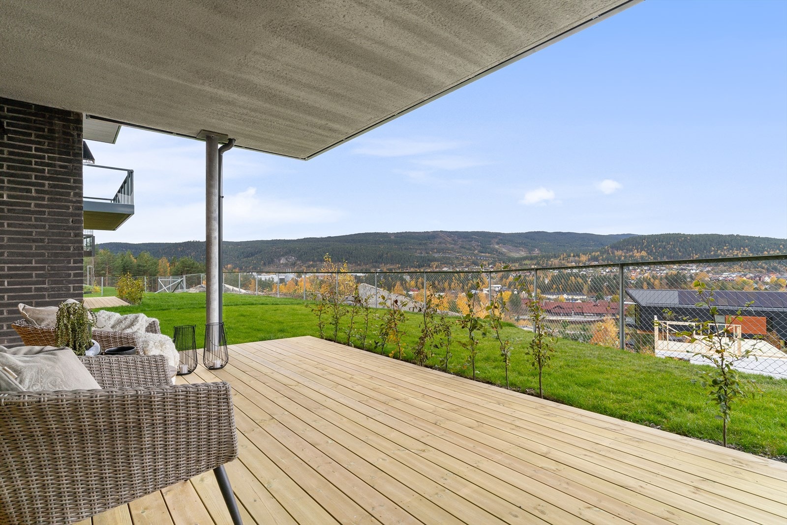 Takoverbygd og lun terrasse med flott utsikt Galleribilde
