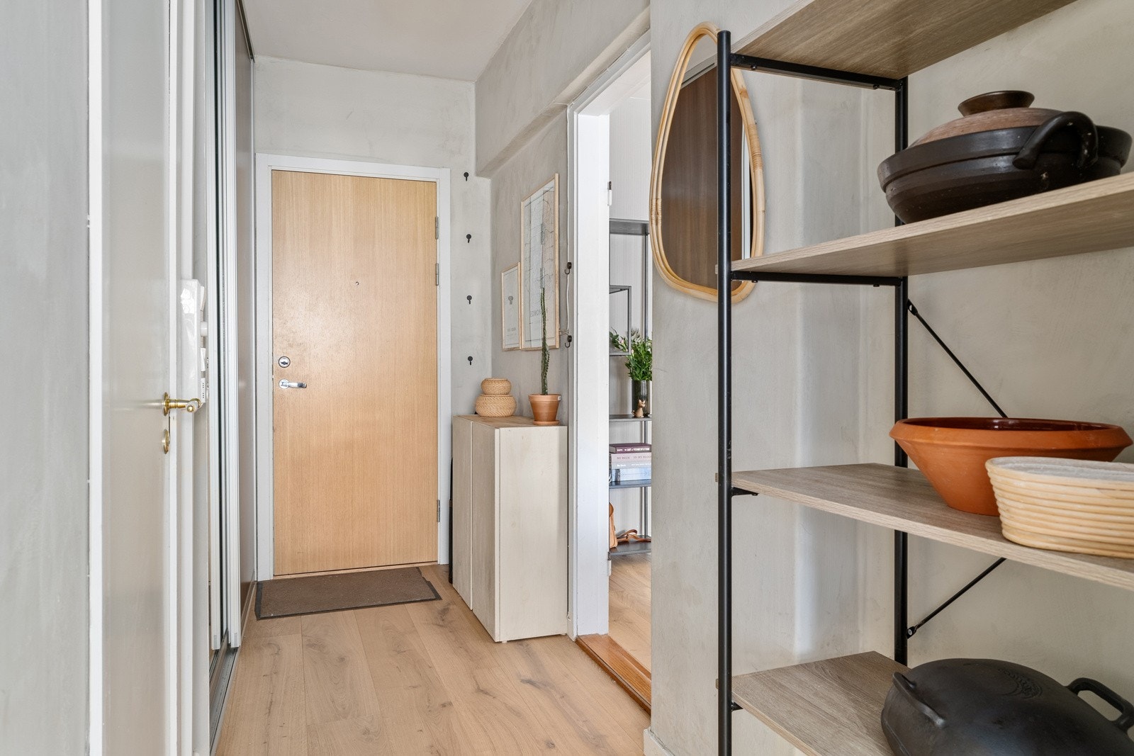 Det første som møter deg er en fin entré på 5,2 kvm med skyvedørsgarderobe, samt plass til kommode Galleribilde