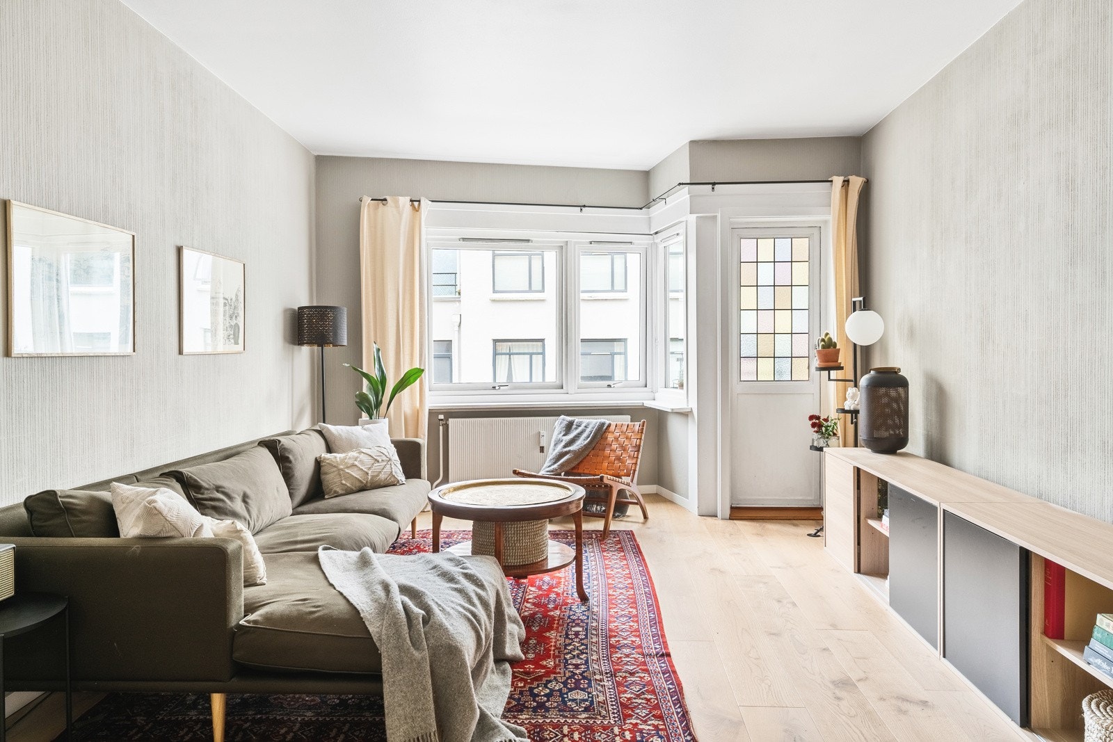 Videre inn finner vi en lys og åpen stue. Galleribilde