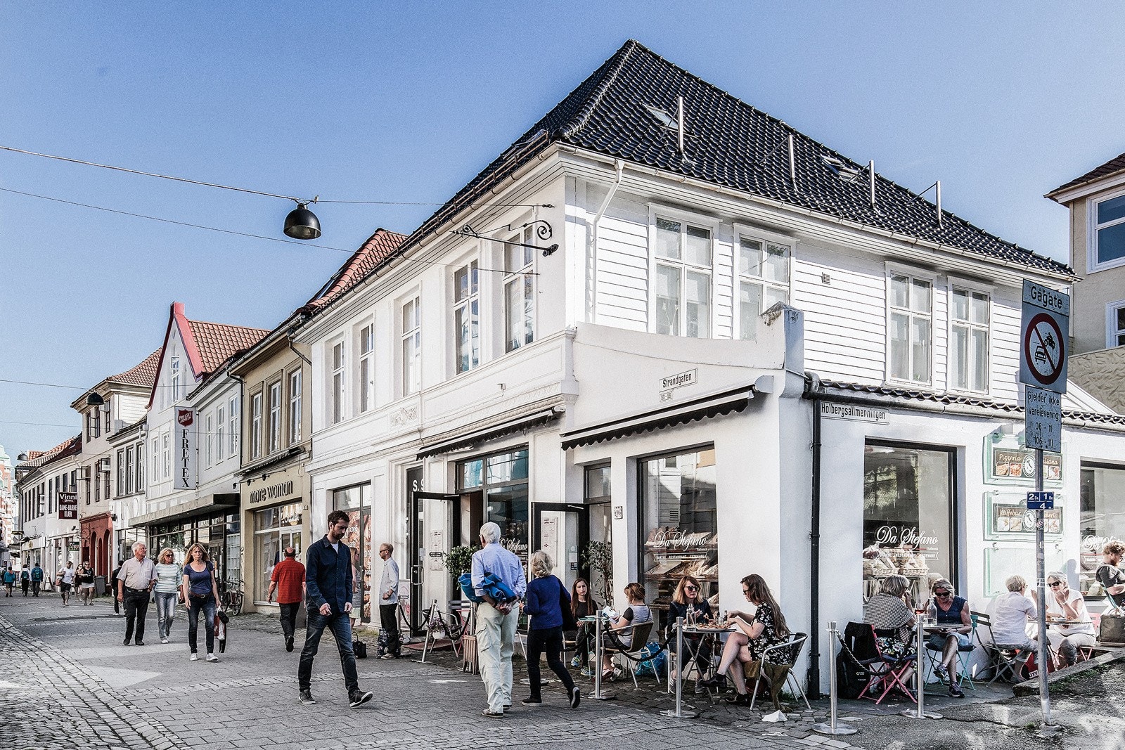 Det er kort vei til alt av butikker og servicetilbud. Galleribilde