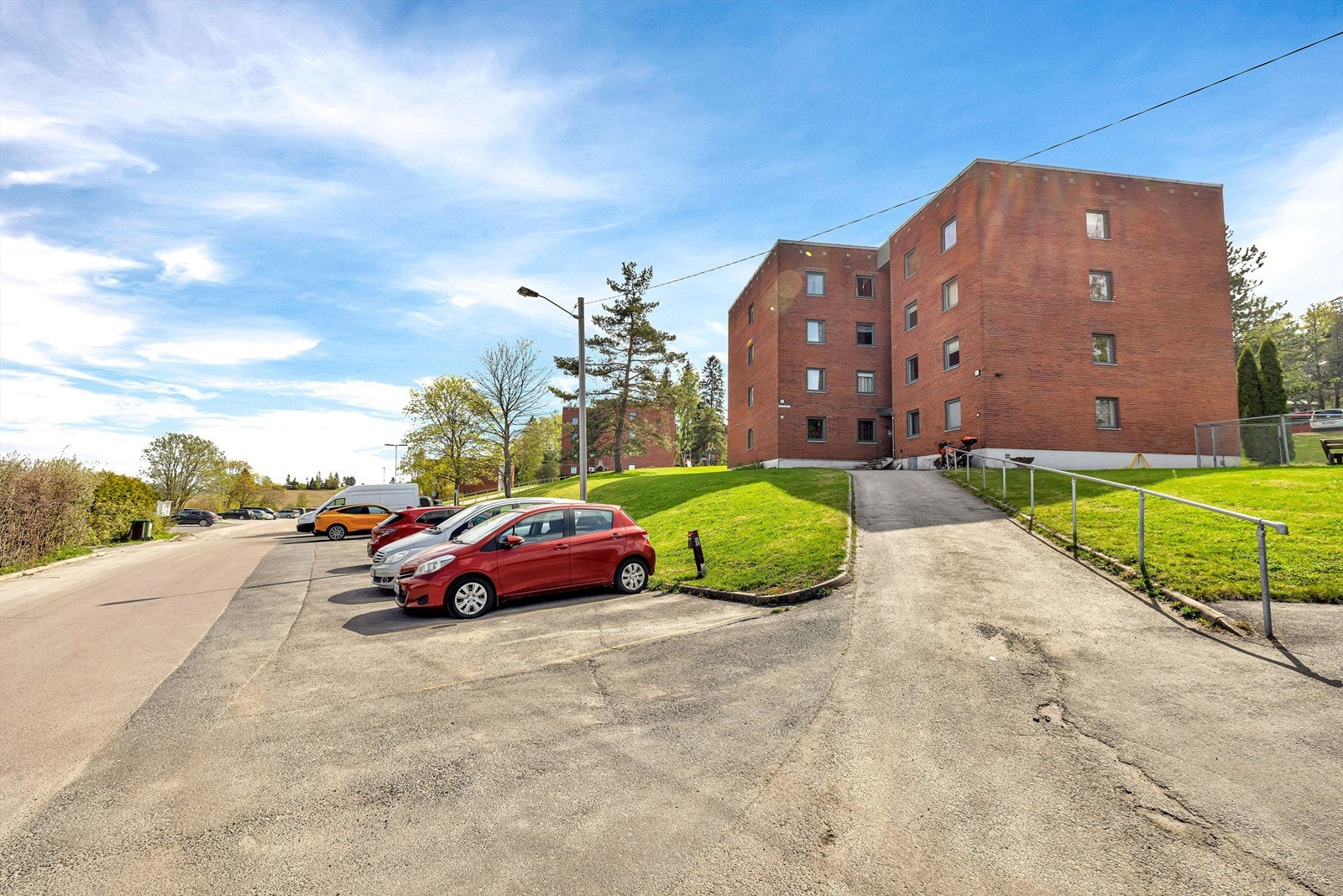 Borettslaget har 70 garasjer for utleie og 70 parkeringsplasser med motorvarmere, hvorav 30 av plassene kan benyttes for lading av el-bil/ladbar hybrid Galleribilde
