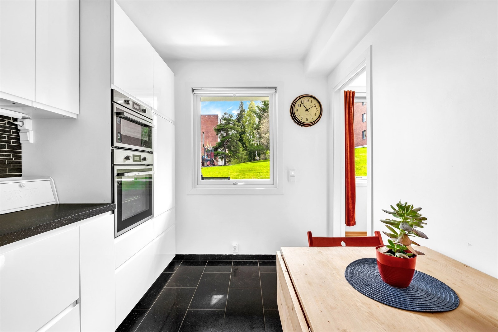 Varme i gulv og plass til spisebord Galleribilde