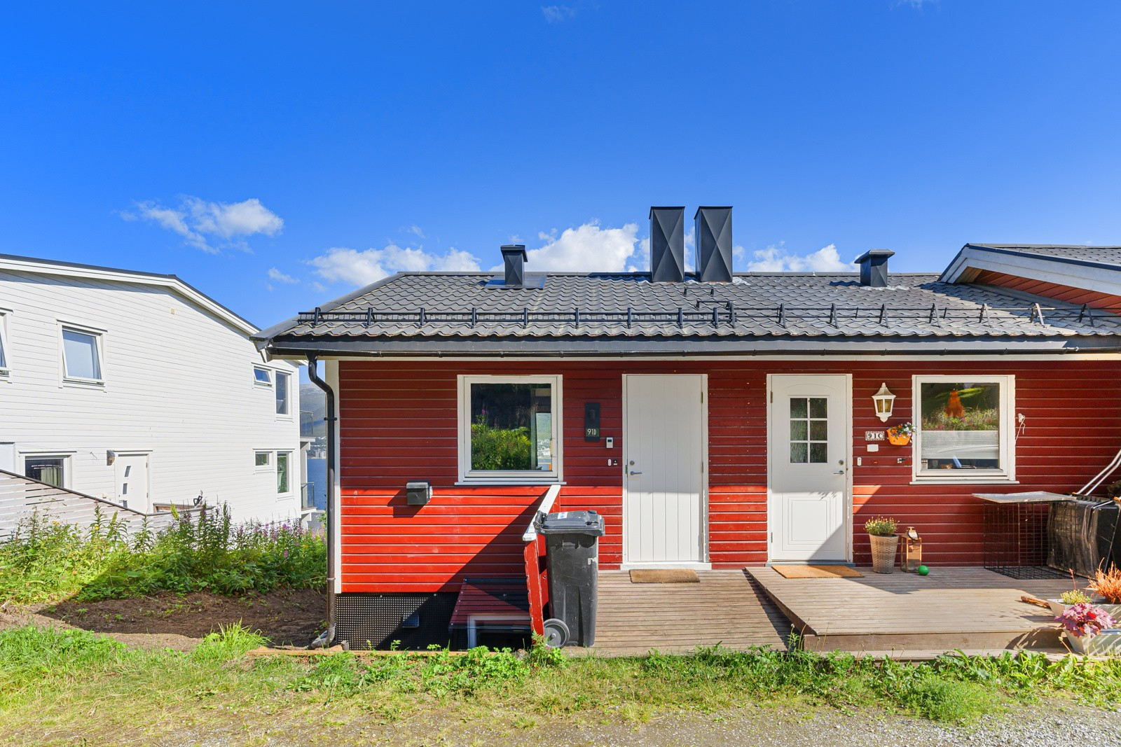 Boligen ligger fint til og framstår gjennomgående flott med god planløsning, lysforhold og flere smarte løsninger.