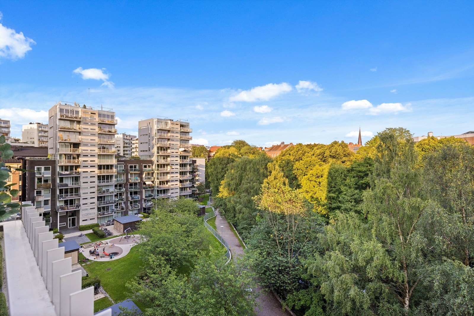 Leiligheten ligger idyllisk til ved Akerselva. Galleribilde