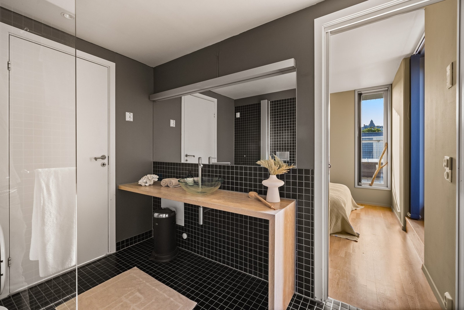 Lekkert flislagt bad med varmekabler i gulvet og nedfelt himling med downlights. Galleribilde