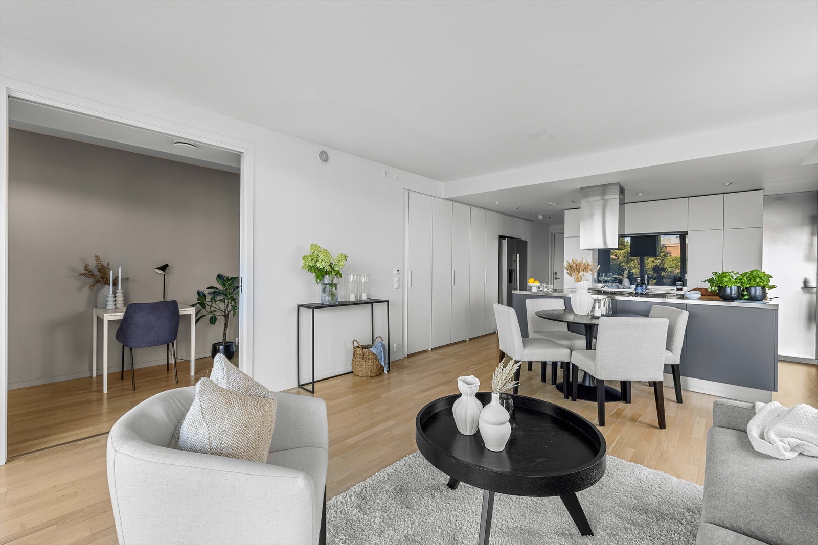 Leiligheten ligger i et bygg fra 2005 og byr på moderne fasiliteter som balansert ventilasjon og vannbåren gulvvarme i alle oppholdsrom. Galleribilde