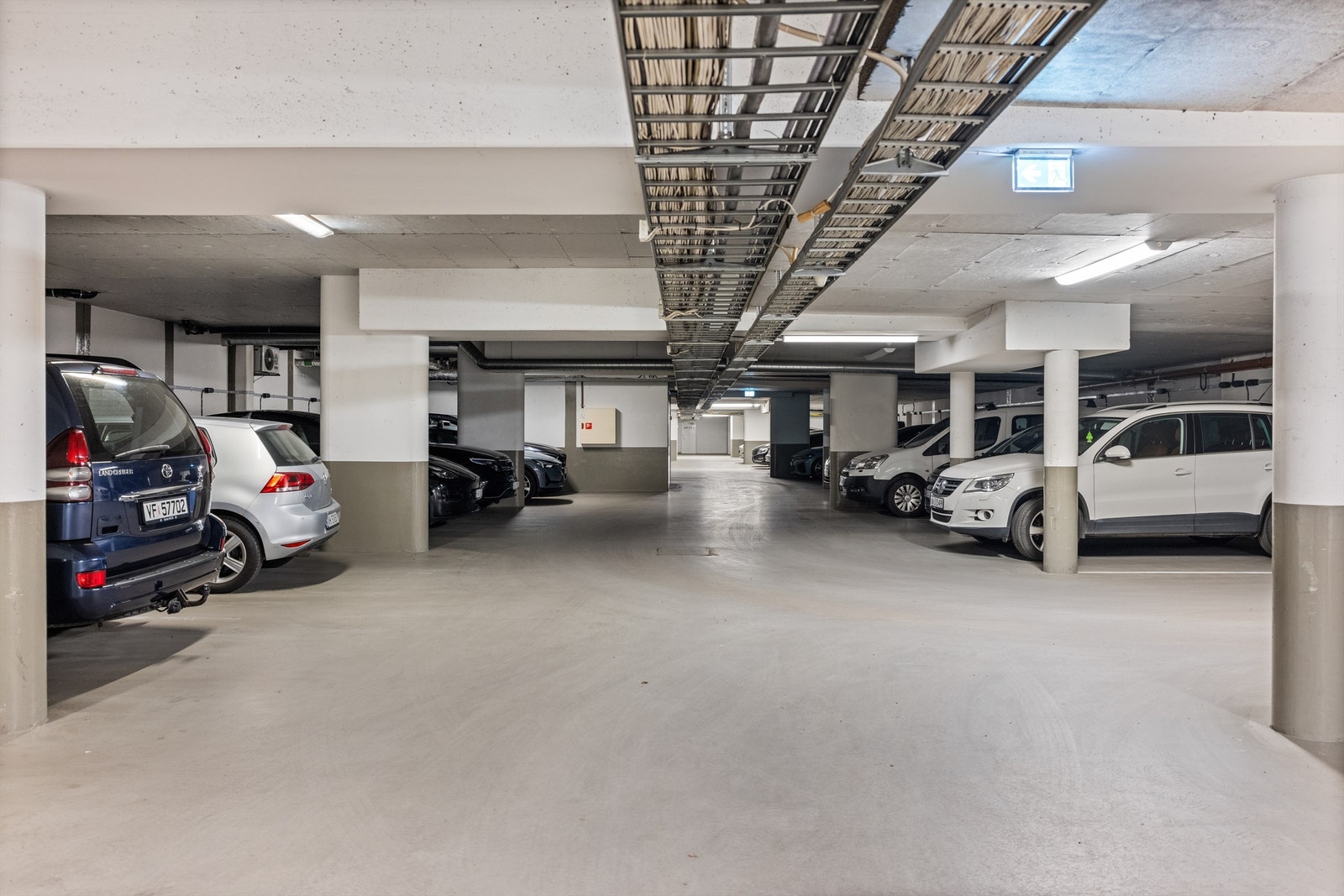 Sameiet har 49 parkeringsplasser i garasjeanlegget Waldemars Hage Nordkvartalet, hvor det tidvis kommer plasser for salg eller utleie. Galleribilde
