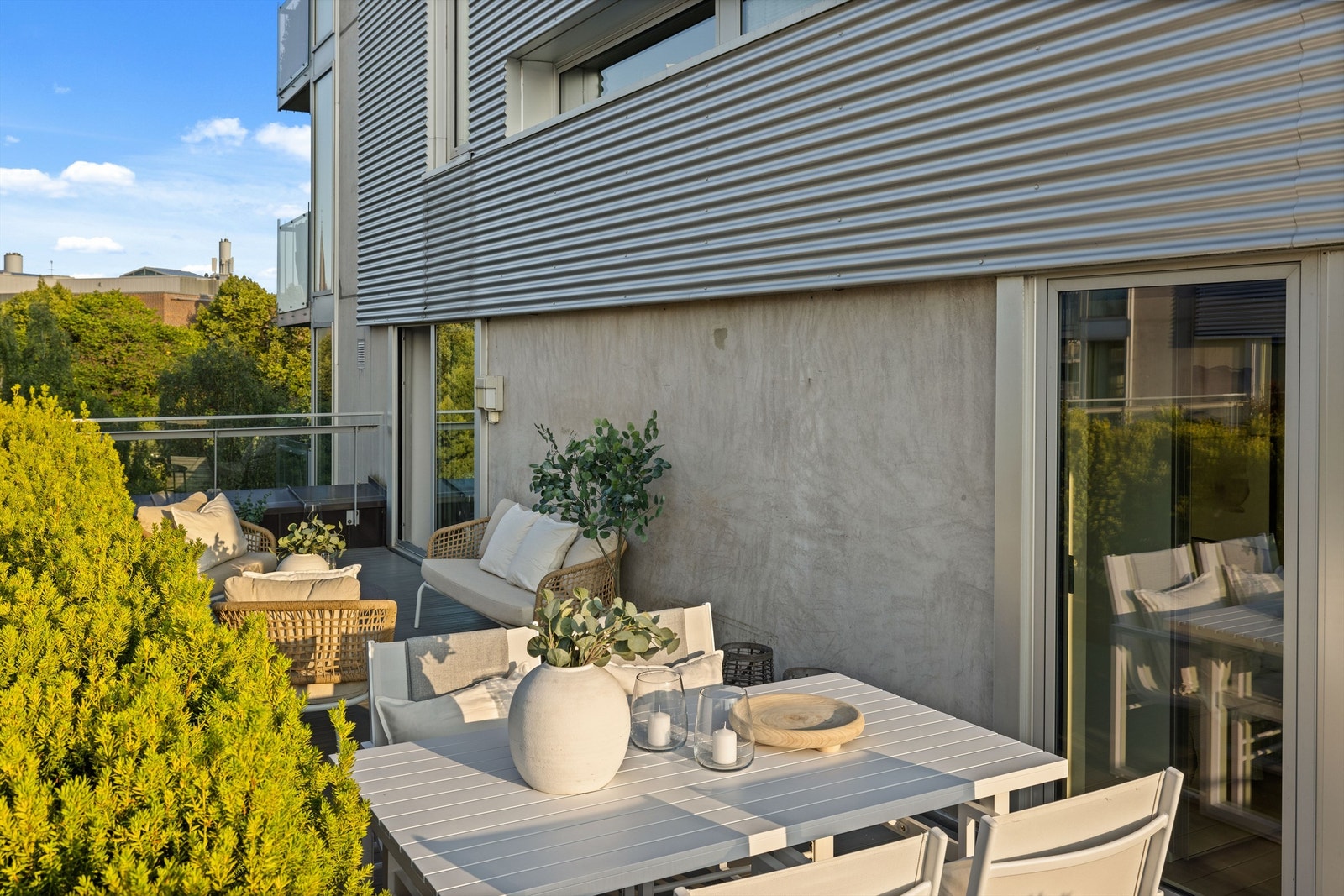 Terrassen innbyr til sosiale sammenkomster med venner og familie, og her ligger alt til rette for å kunne trives. Galleribilde