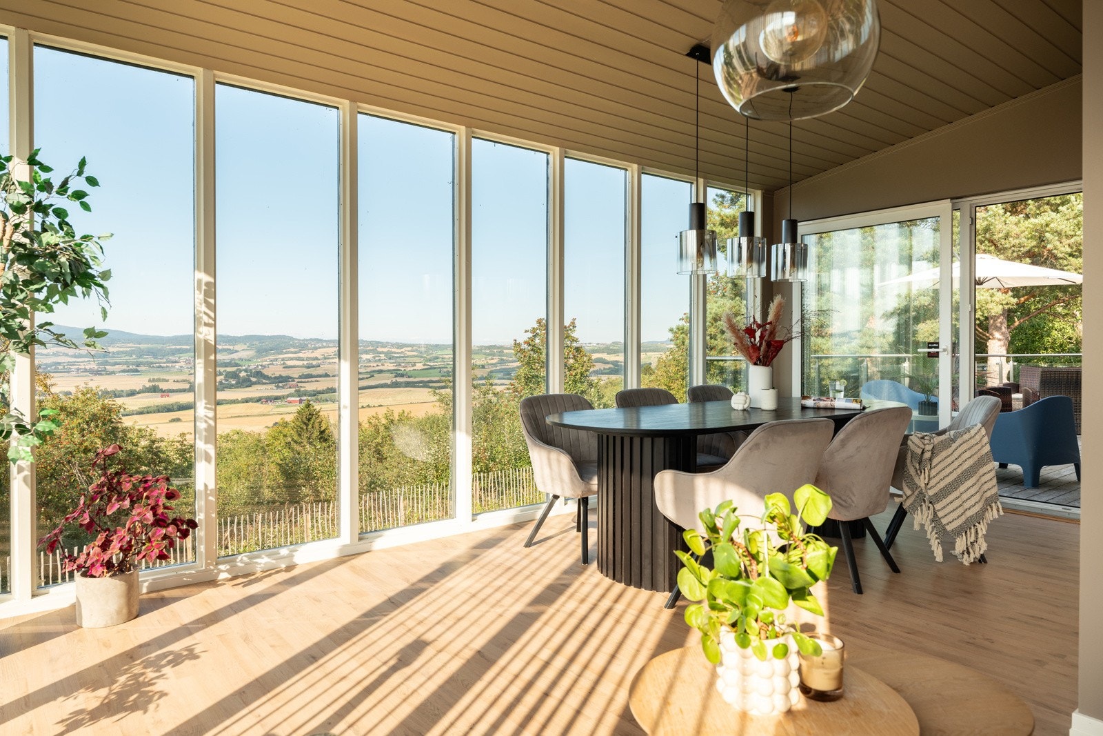 Flott innglasset "utestue" på 21,5 kvm. Galleribilde