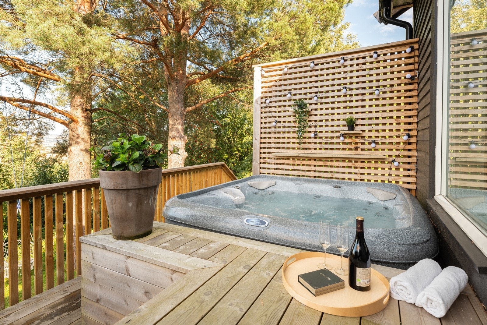Fint innfelt jacuzzi (uten innsyn fra naboer). Galleribilde
