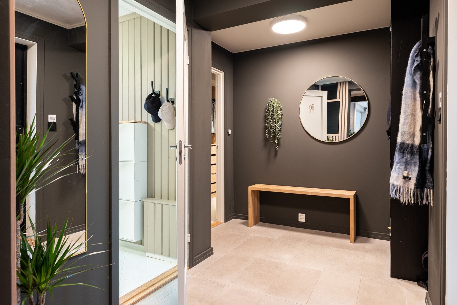 Stor gang med adkomst til vaskerom, hovedsoverom og bad. Galleribilde