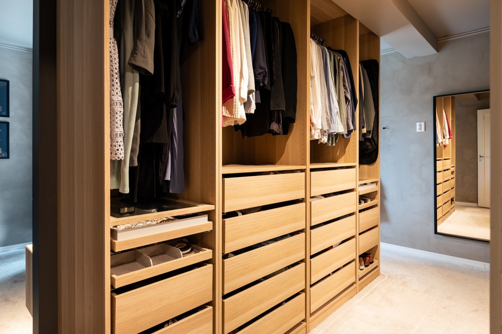Stor og flott garderobe fra Pax. Galleribilde