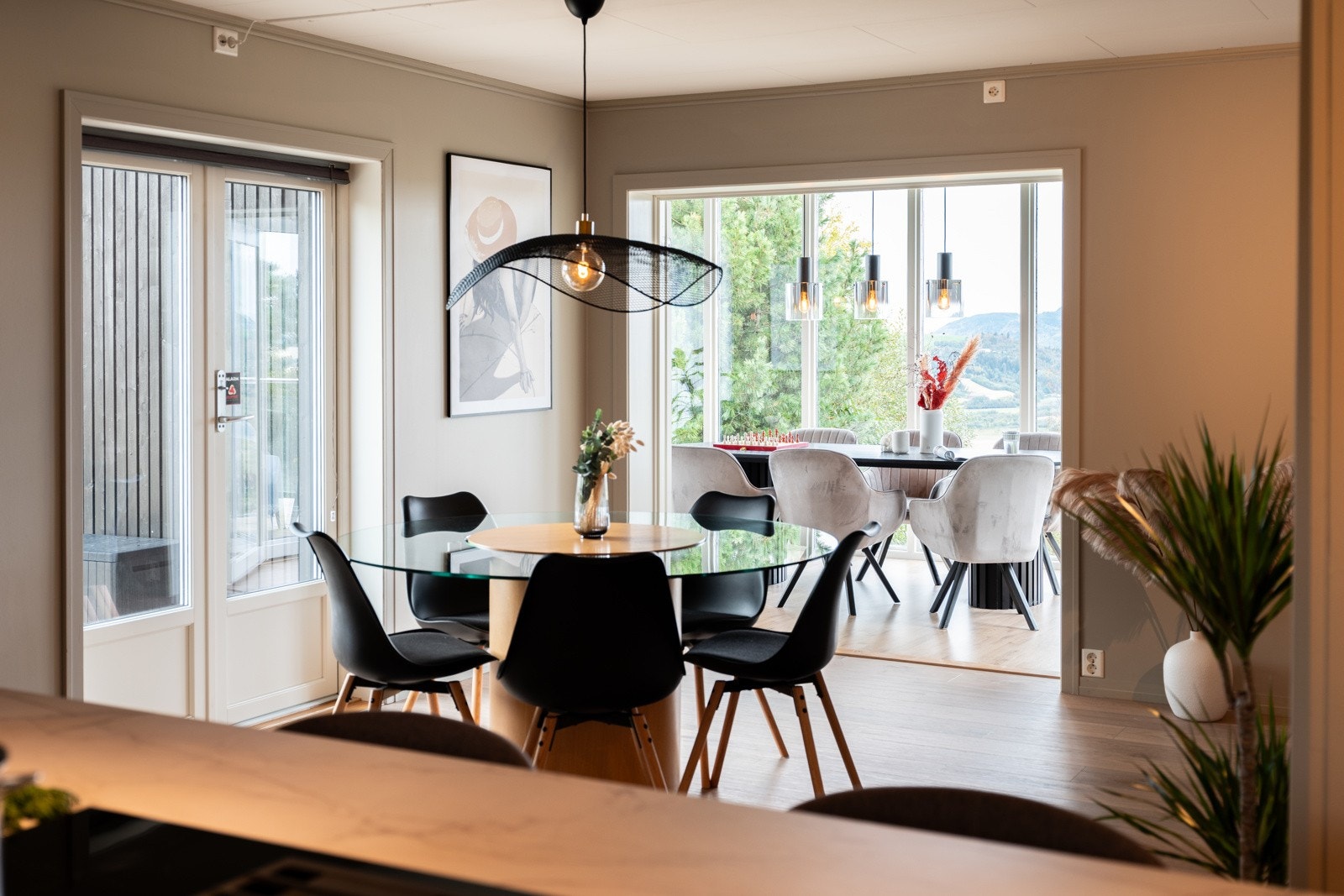 Stor plass til spisebord. Utgang til terrasse sør og vest. Galleribilde