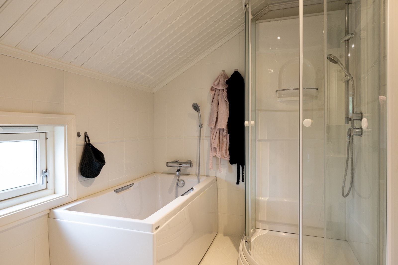 Badet har både badekar og dusj. Galleribilde