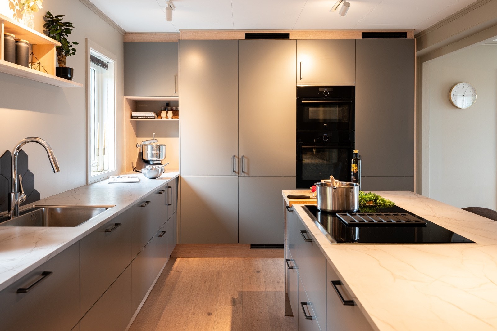 Kjøleskap, fryseskap og oppvaskmaskin fra Siemens. Galleribilde