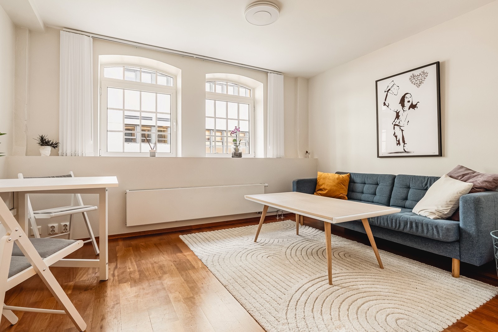Stue med store vindusflater. Galleribilde