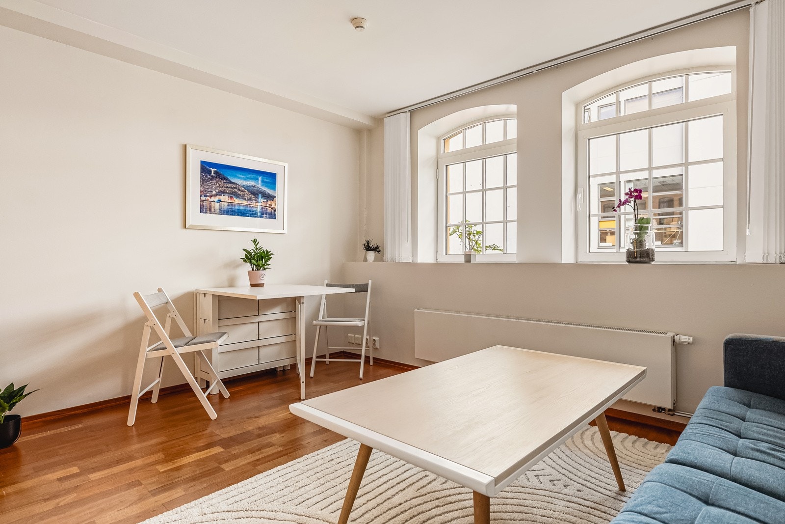 Sentralvarme fra radiator i stue som er med å varme opp hele leiligheten. Galleribilde