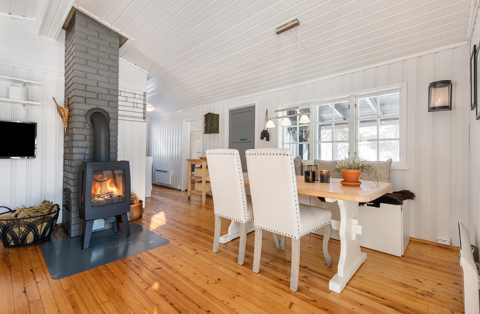 I stuen er det plass til både spisesone og sofagruppe. Galleribilde