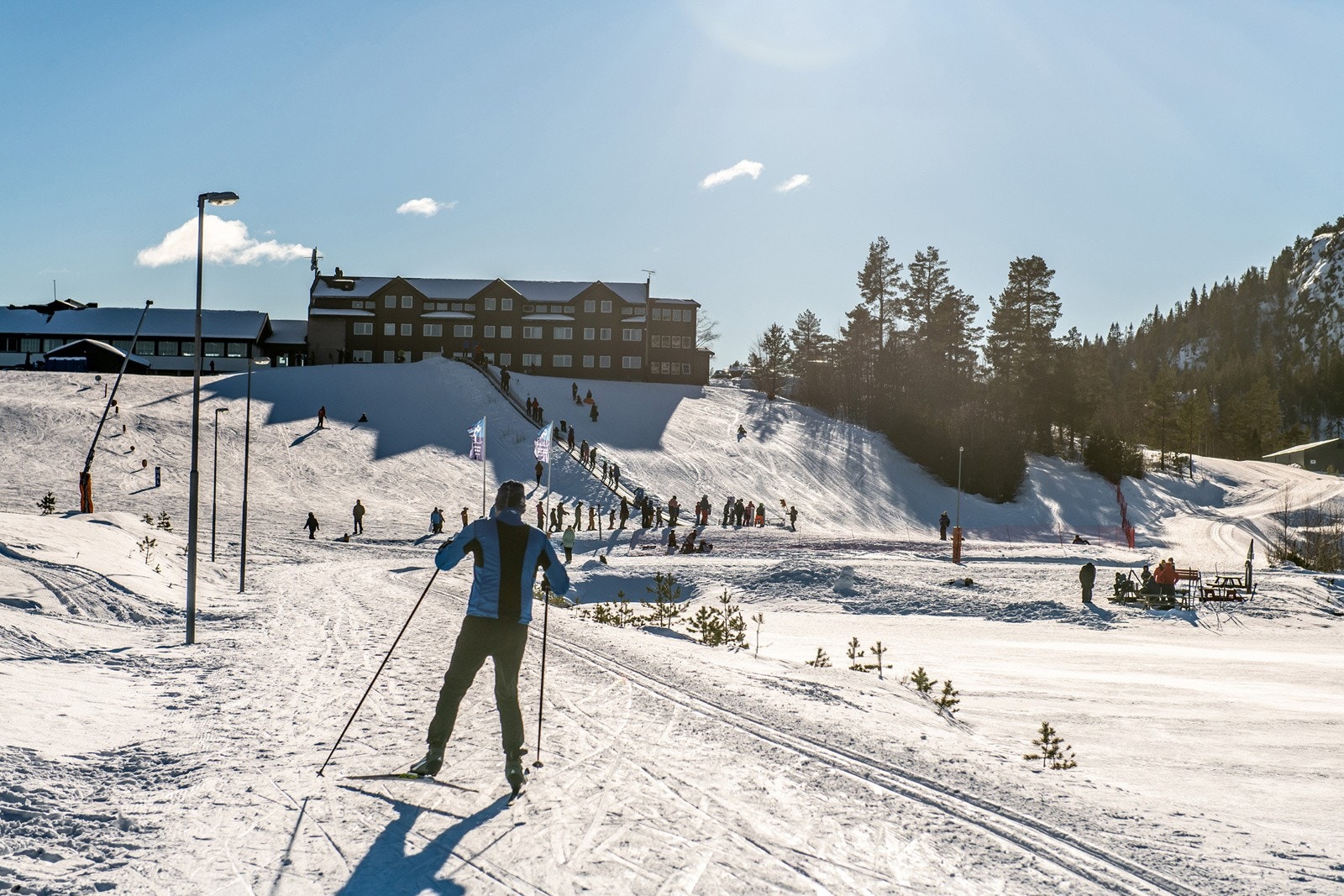 Skisporet får like ved hytta. Derfra kan må gå på langrenn til dette området som bildet viser. Ved Skisenteret er det flotte lysløypeanlegget hvor det også produseres kunstsnø for å få en lang og god skisesong. Her er det fine badevann om sommeren også. Galleribilde