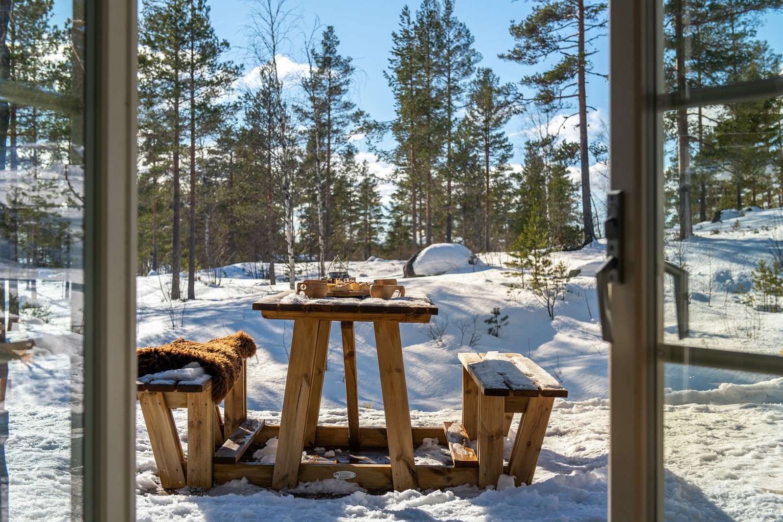 Fra hytta er det bare å gå rett ut på deilig terrasse som innbyr til å nyte tiden utendørs. Galleribilde