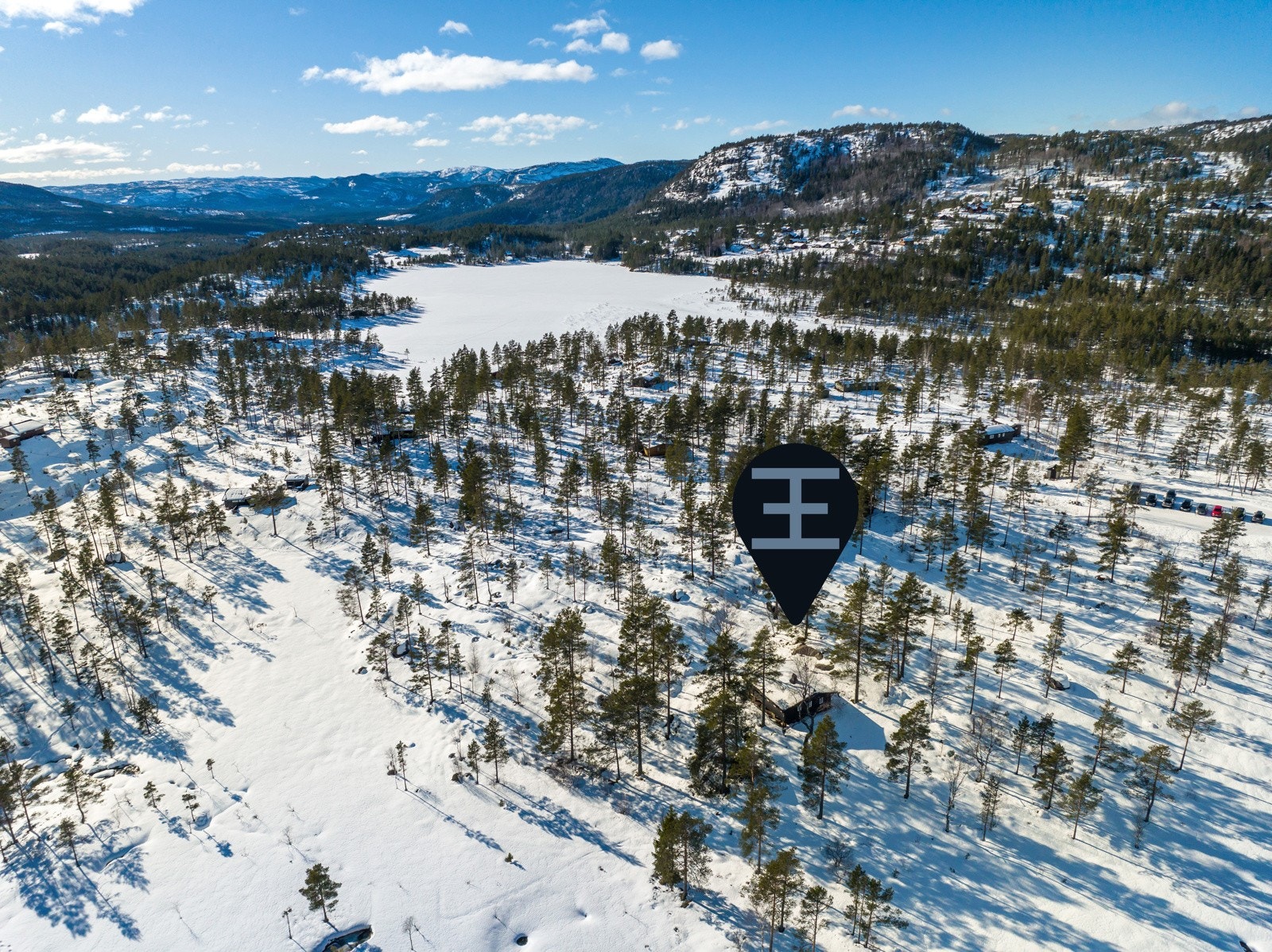 Her ser vi Bjønntjønn i bakgrunn. Det er altså ikke langt fra hytta til fine bademuligheter. Galleribilde