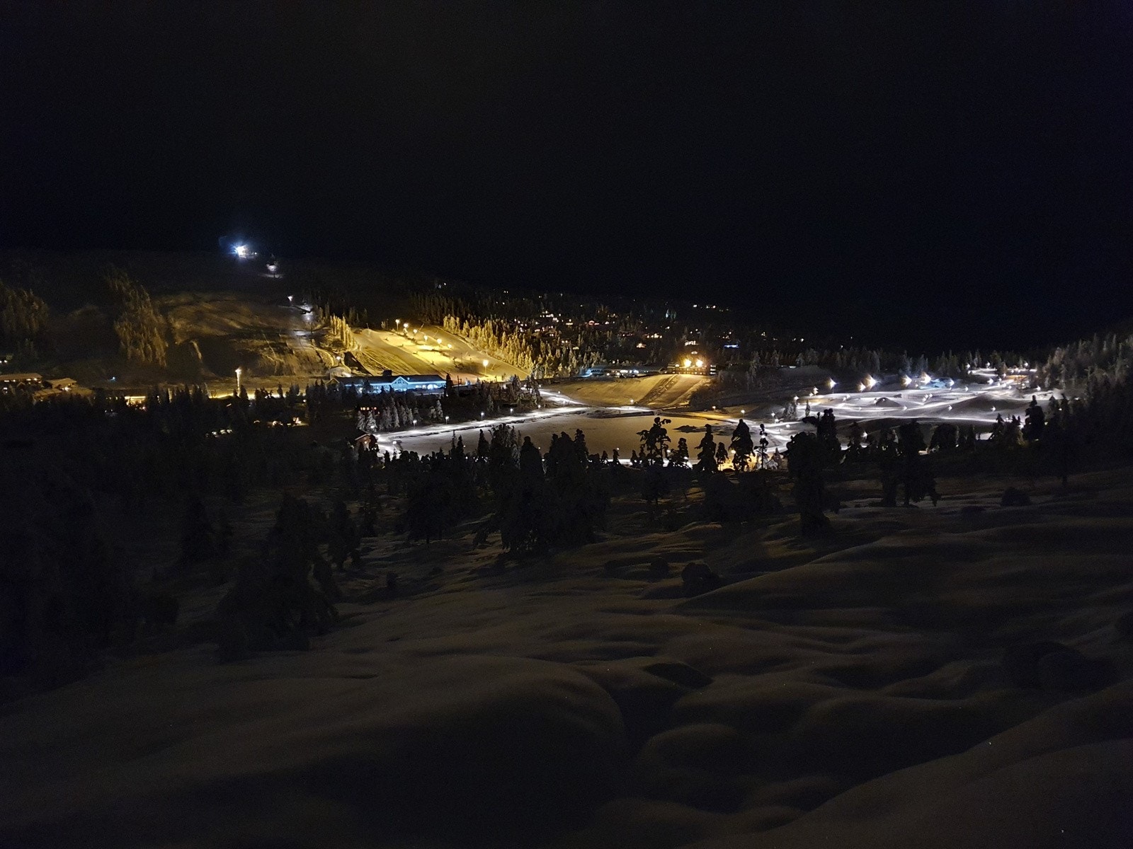 Gautefall om kvelden. Her ser vi både lyslyøpen, skistenteret og "hotellet" med Lodgen. Galleribilde