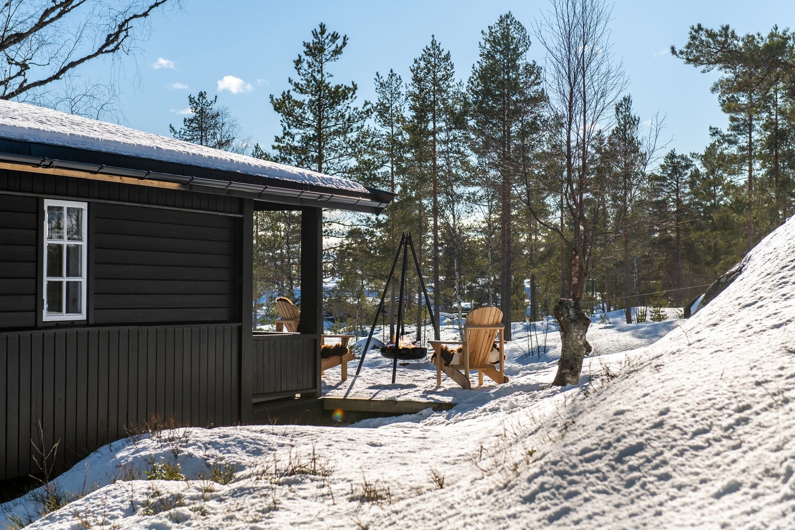 Hytta har gode solforhold, og her finner du flere gode solvegger. Galleribilde