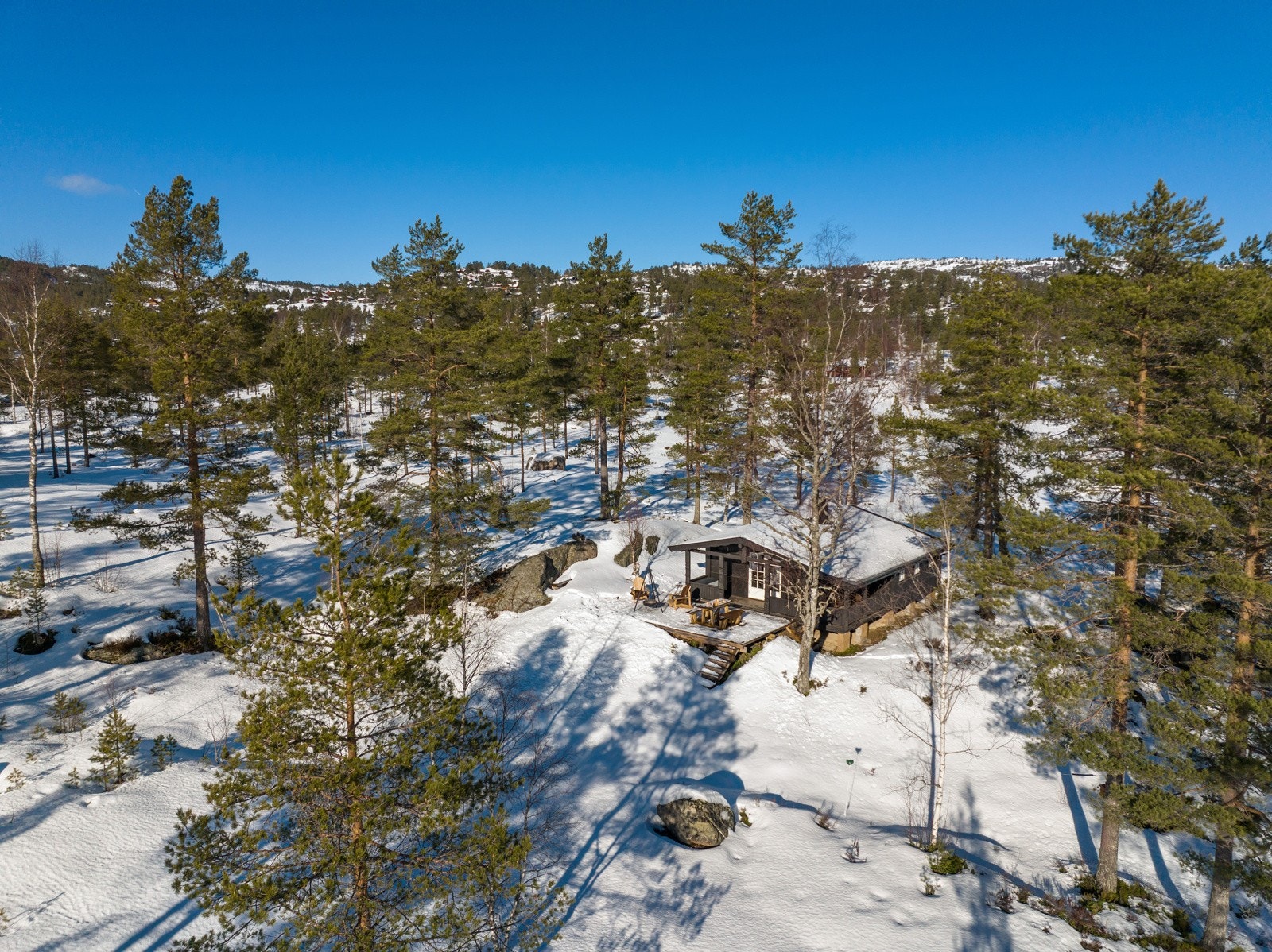 Hytta ligger fint inkludert i terrenget. Galleribilde