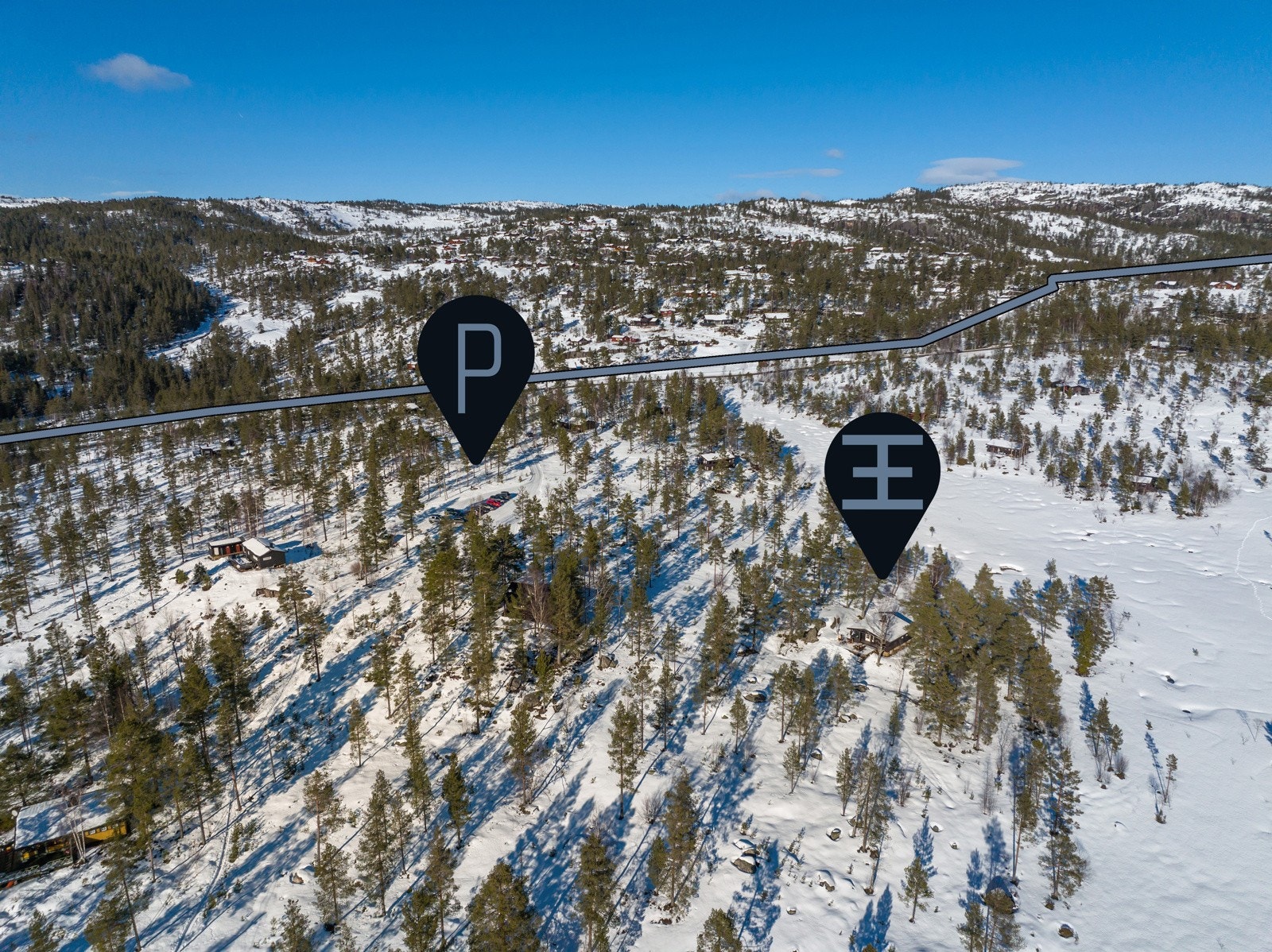 Like ved hytta finner man en stor felles parkeringsplass. Ved P-plassen er også pumpehuset hvor man kan hente seg vann. I bakkant ser vi der de oppkjørte langrennsløypene går, ca 300 meter fra eiendommen. Galleribilde