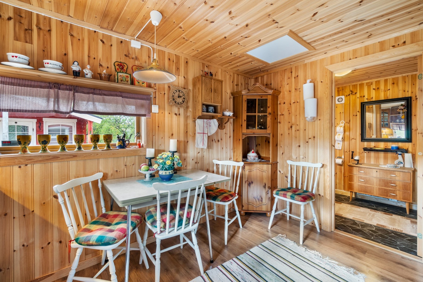 PÅ kjøkkenet er det også plass til et spisebord. Galleribilde