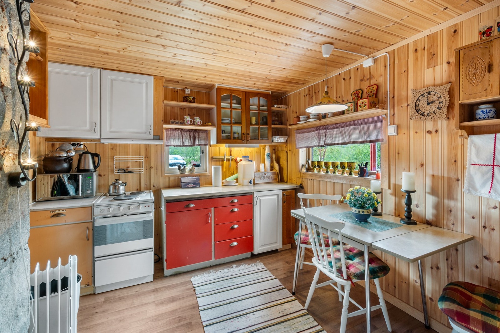 Kjøkkenet er nærliggende stua. Galleribilde