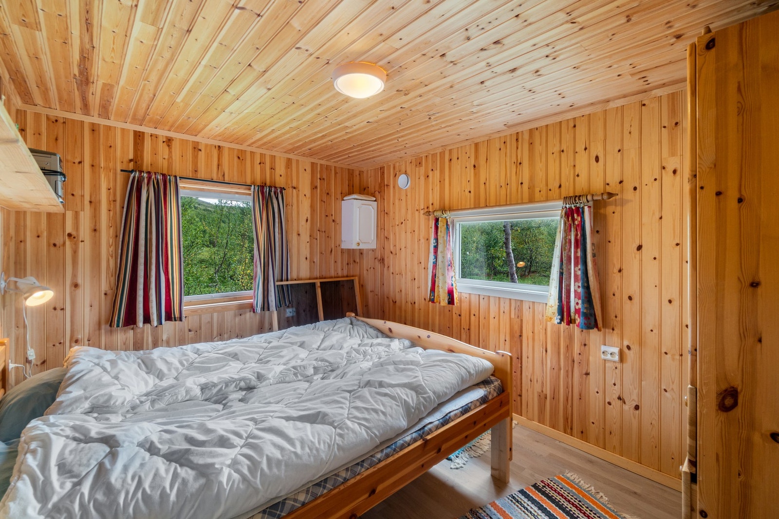 Videre i hytta er det to soverom av god størrelse. Dette er hovedsoverommet. Galleribilde