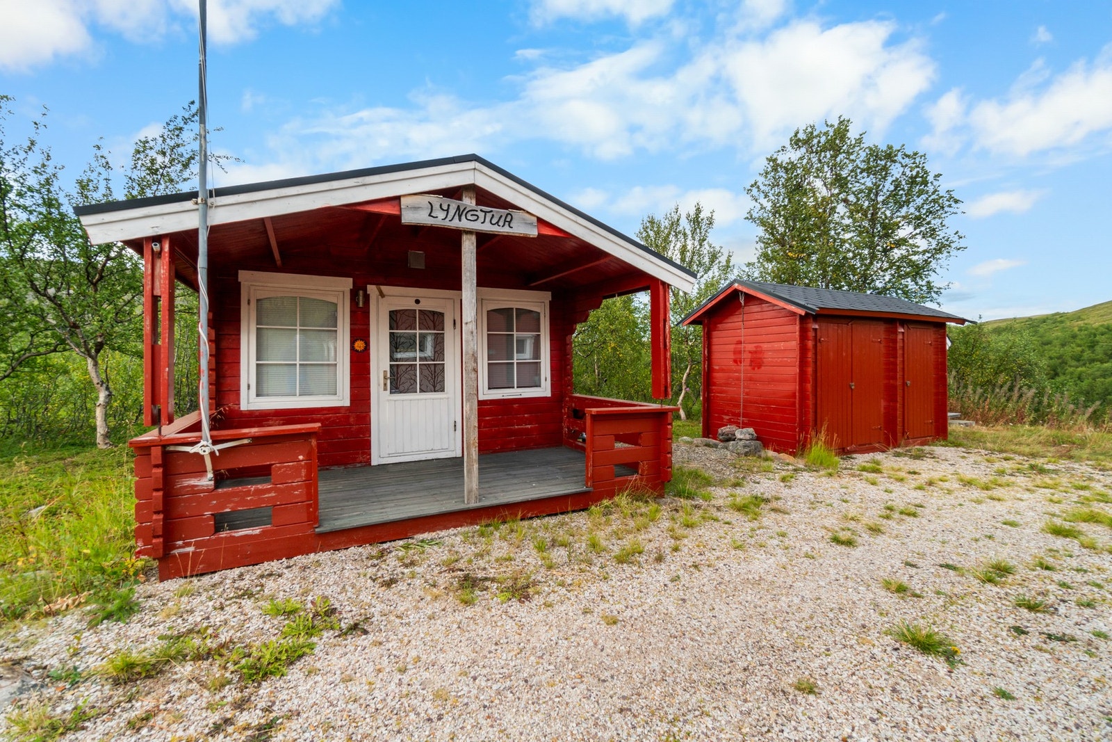 Utenfor er det også et anneks, en vedsjå og et utedo. Galleribilde