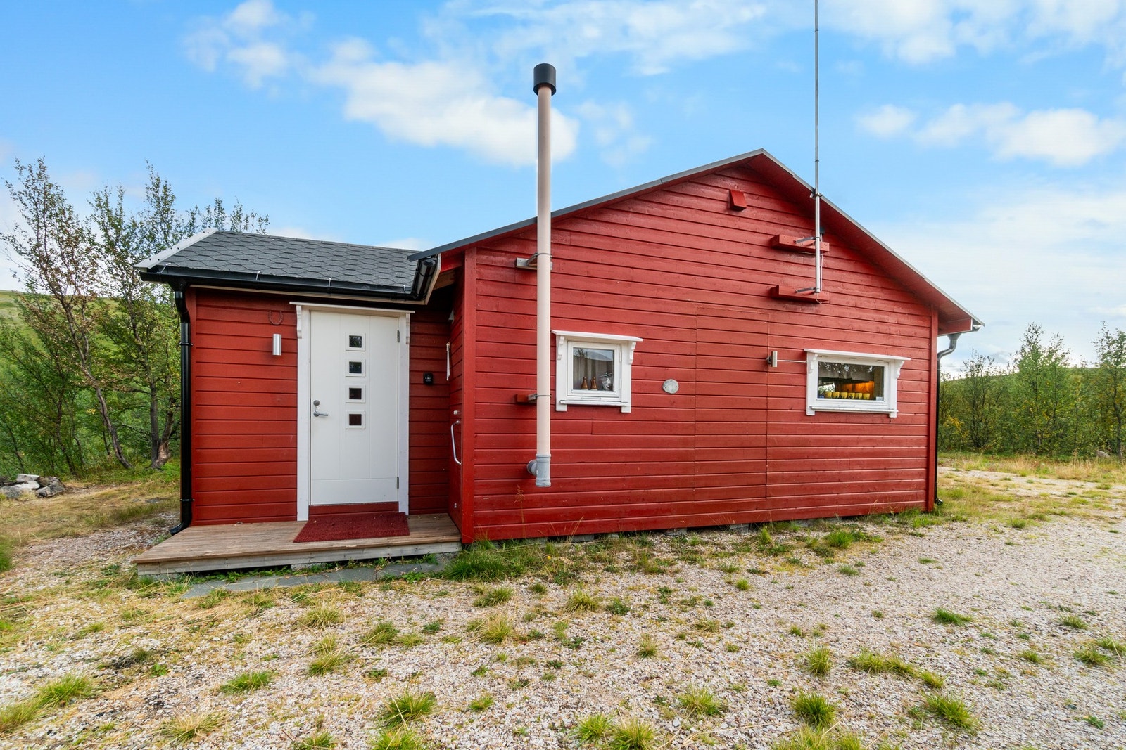 Hytta ligger ca. 8 kilometer unna Båtsfjord sentrum og har sommervei helt fram. Galleribilde