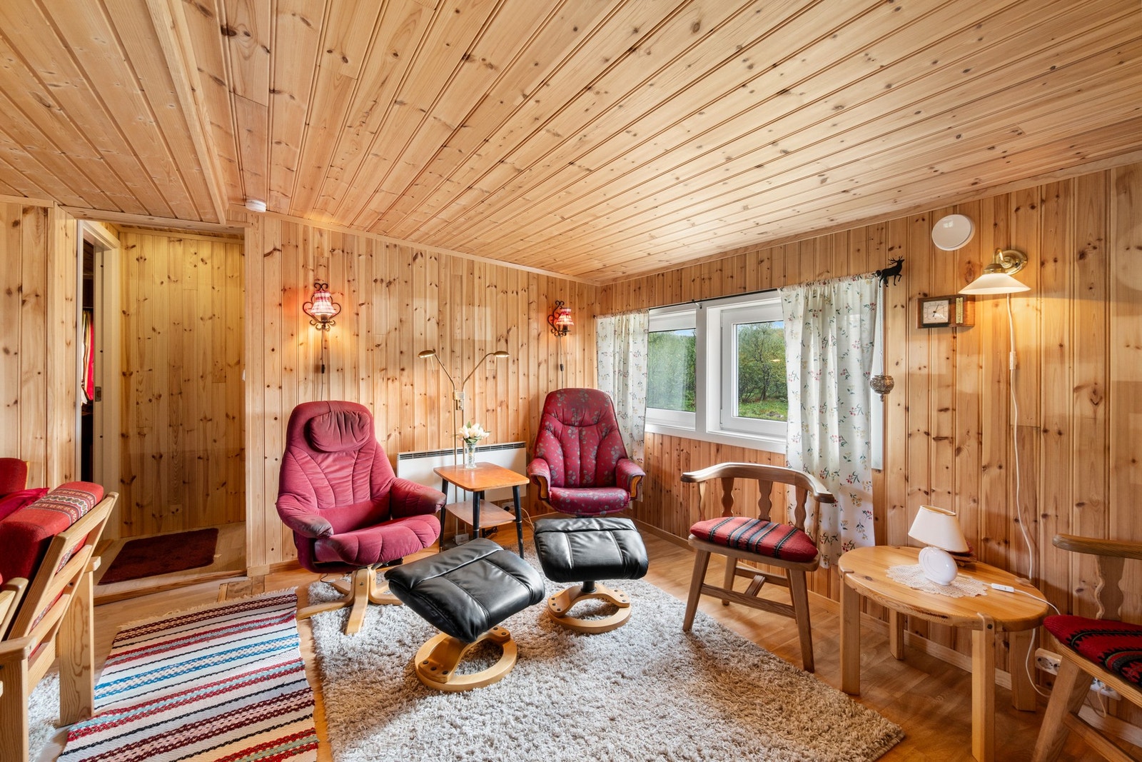 Stua har en fin planløsning hvor man kan møblere i flere sittegrupper. Galleribilde