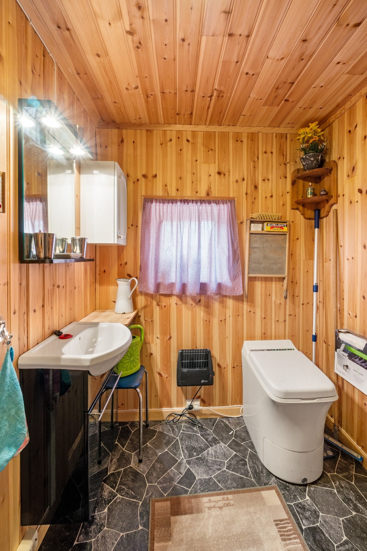 Her er det et praktisk bad med forbrenningstoalett og dusj. Galleribilde